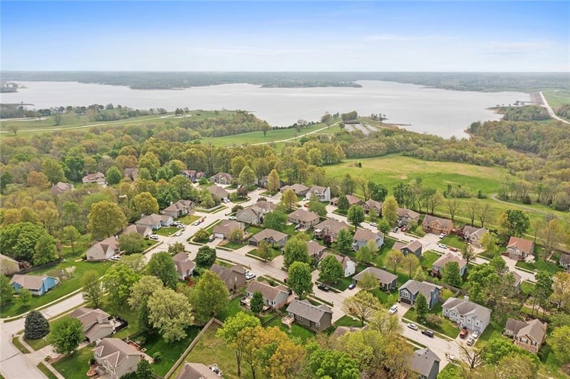 207 Lakeview Dr, Smithville, MO 64089