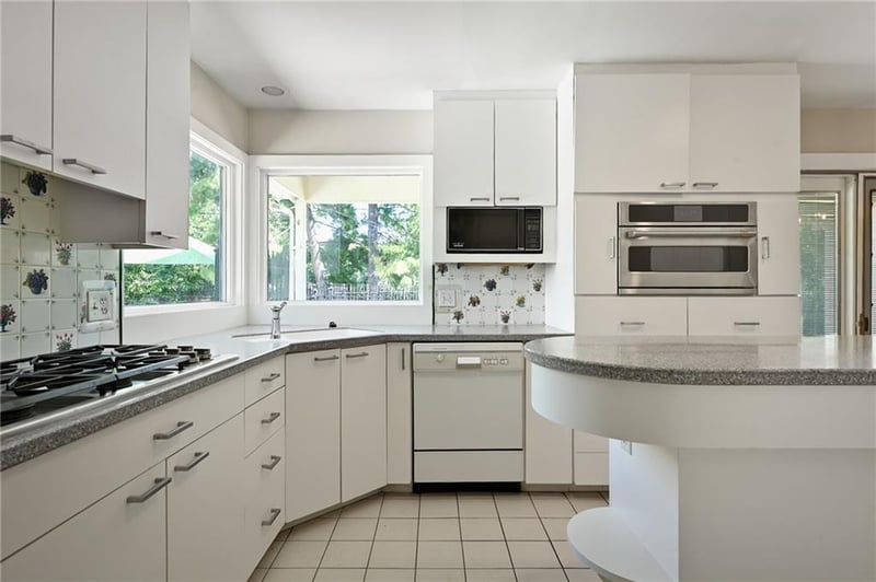 8311 Juniper St, Prairie Village, KS 66207
