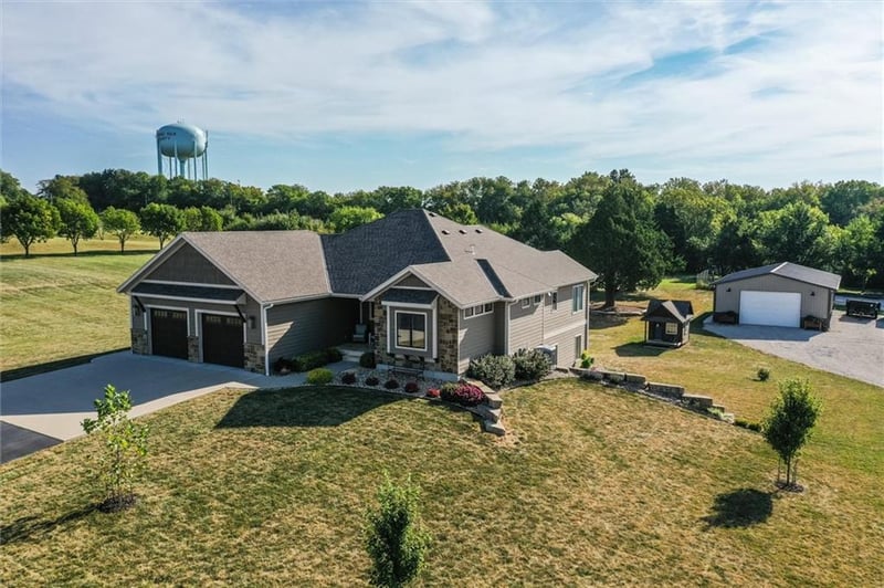 26009 S Summit Rd, Harrisonville, MO 64701