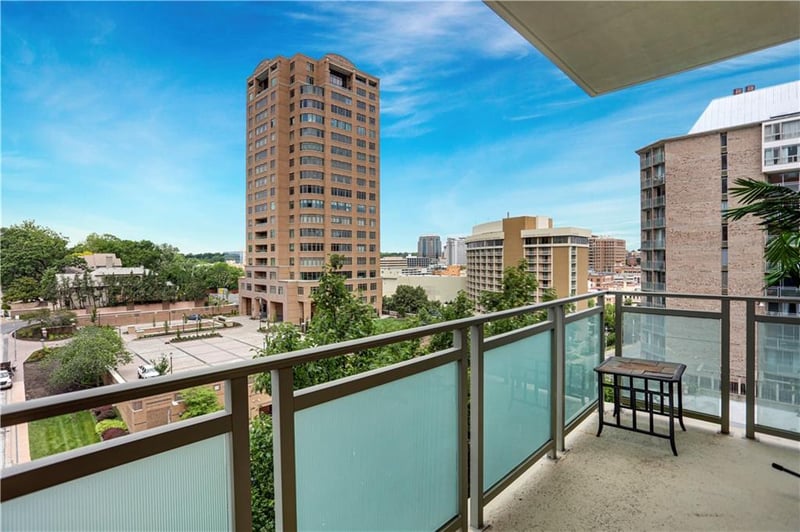 4950 Central St #302, Kansas City, MO 64112
