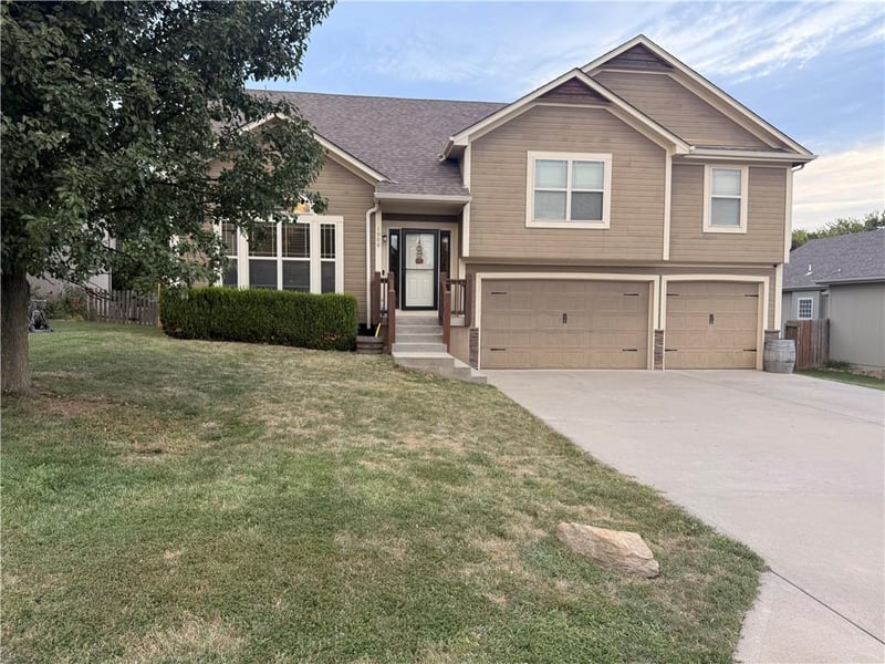 1900 Curtis Dr, Greenwood, MO 64034