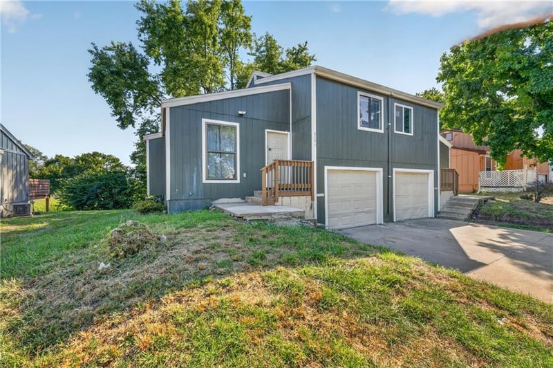 8484 Lane Dr, Raytown, MO 64138