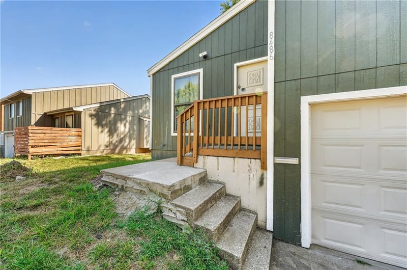 8486 Lane Dr, Raytown, MO 64138