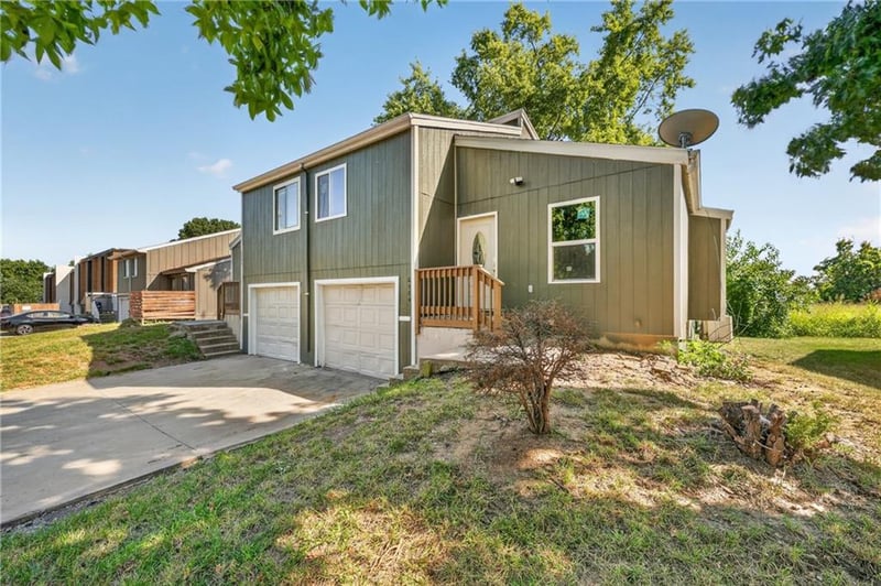 8486 Lane Dr, Raytown, MO 64138
