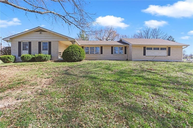 2 Maple Cir, Smithville, MO 64089