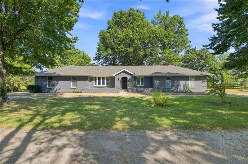16413 Quinn Rd, Smithville, MO 64089
