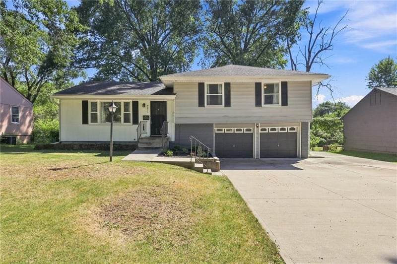 9611 E 80th Ter, Raytown, MO 64138