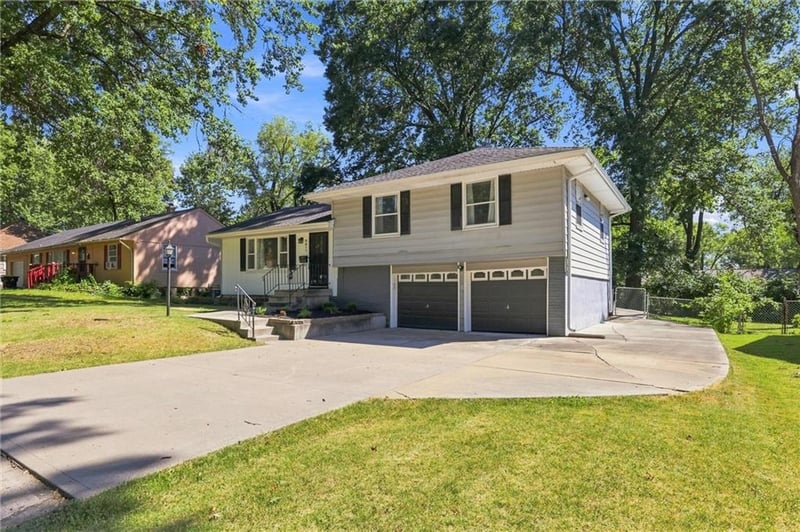 9611 E 80th Ter, Raytown, MO 64138