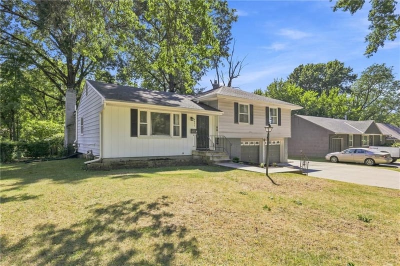 9611 E 80th Ter, Raytown, MO 64138