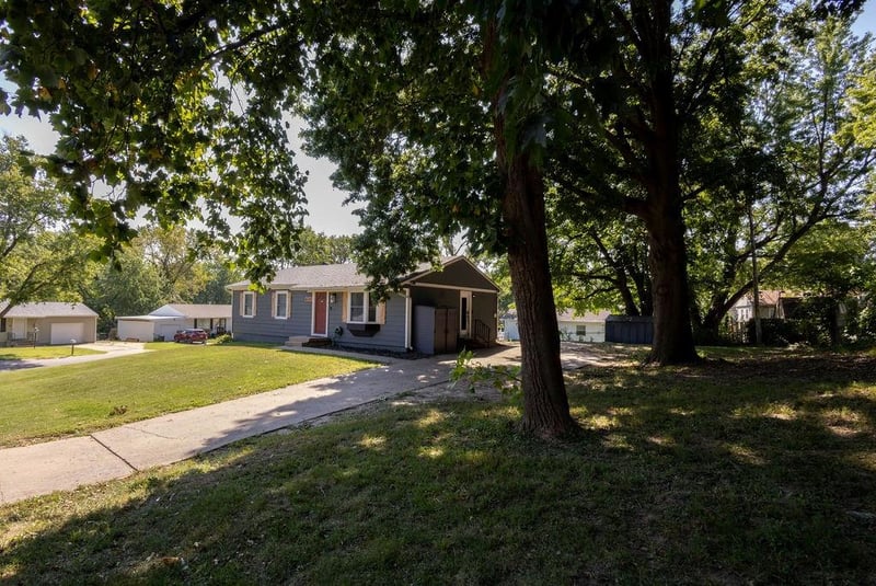 8347 Elizabeth Ave, Kansas City, KS 66112