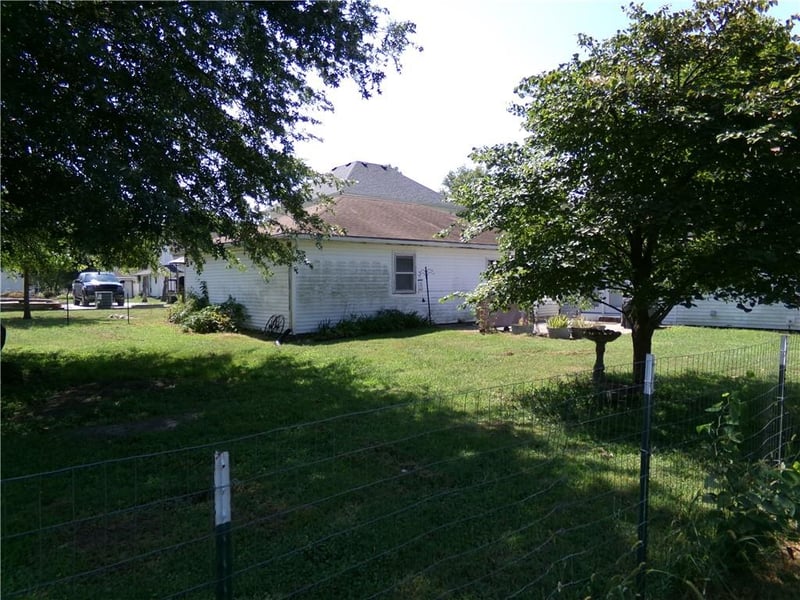 107 N Walnut St, Emma, MO 65327