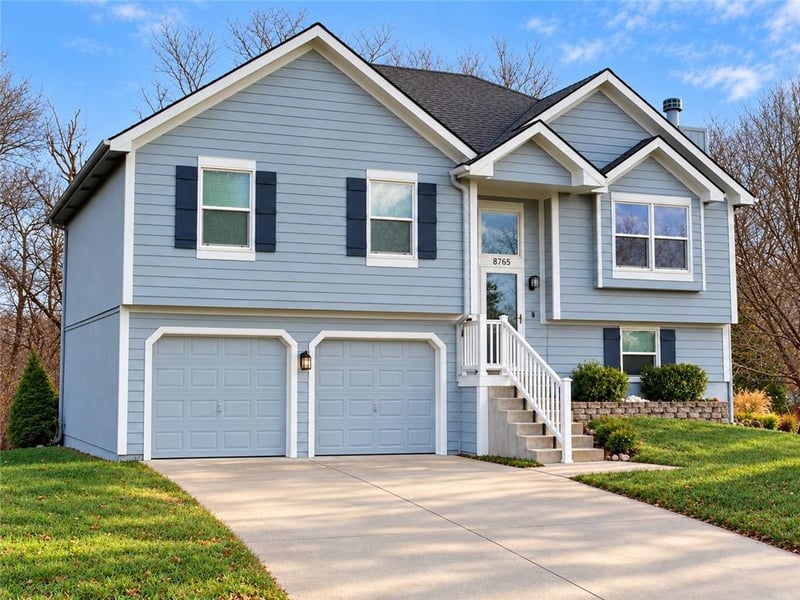 8765 Thompson Dr, De Soto, KS 66018