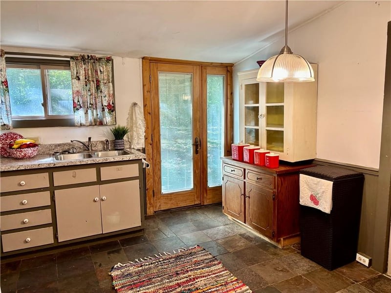 1123 Oregon St, Lawrence, KS 66044