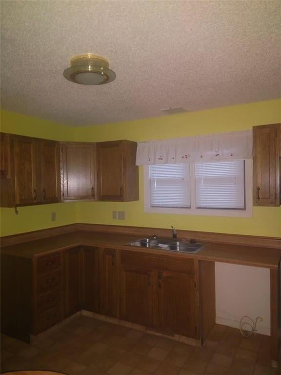6718 SW Fairdale Dr, Topeka, KS 66619