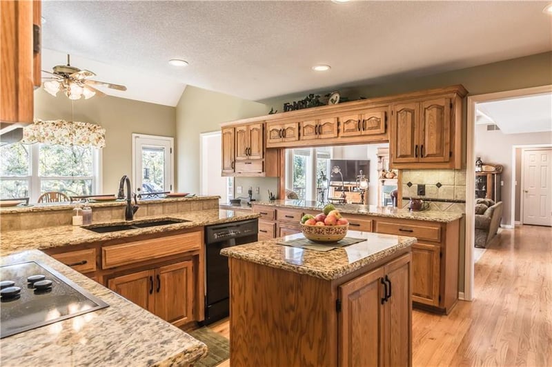 13935 N Robinhood Ln, Kansas City, MO 64164