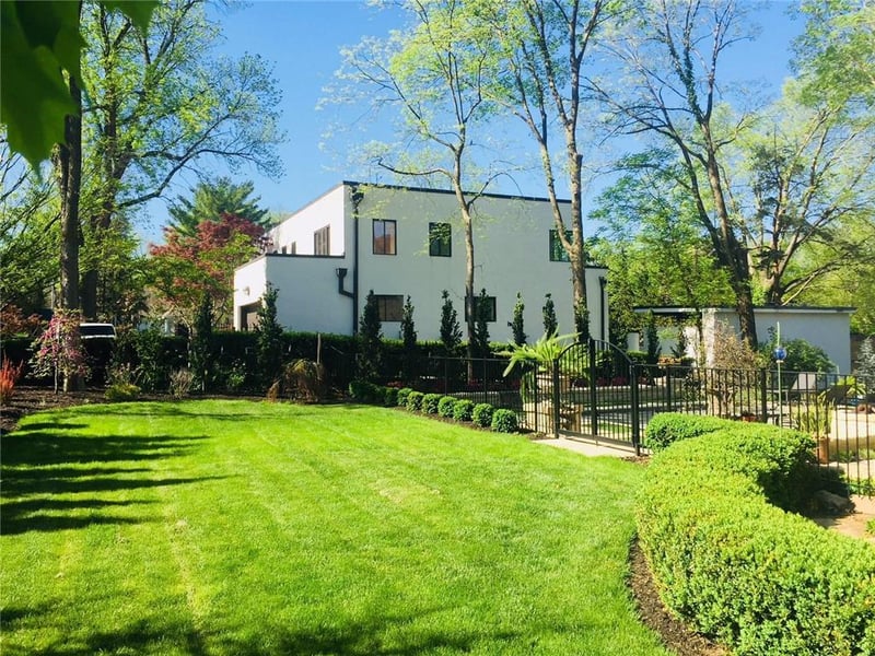 5044 Summit St, Kansas City, MO 64112