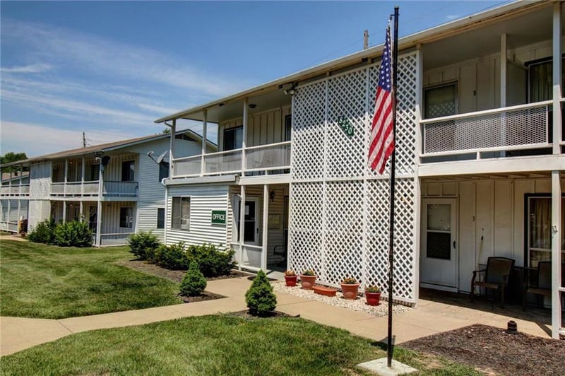 8262 Monroe Dr, Kansas City, KS 66112