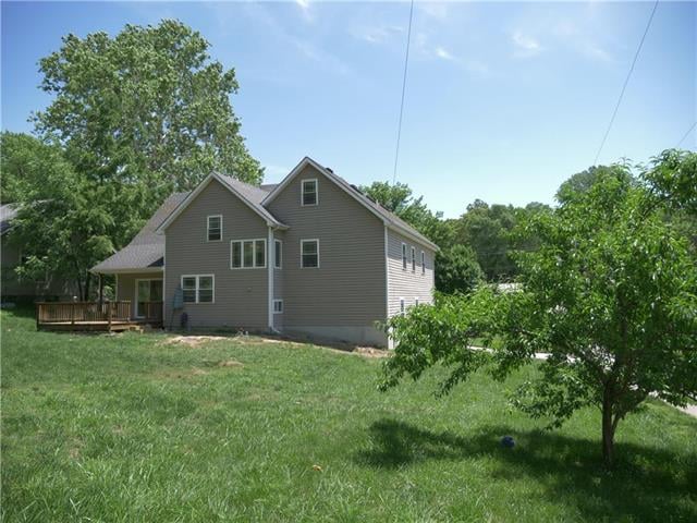 706 N 5th St, Wathena, KS 66090