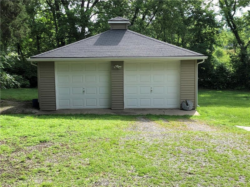 7205 NW Prairie View Rd, Platte Woods, MO 64151