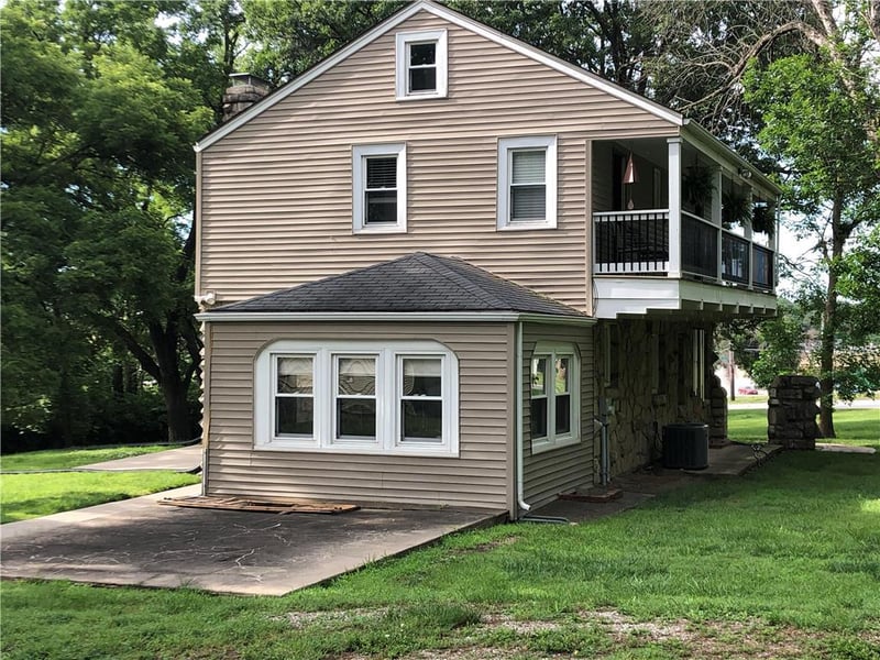 7205 NW Prairie View Rd, Platte Woods, MO 64151