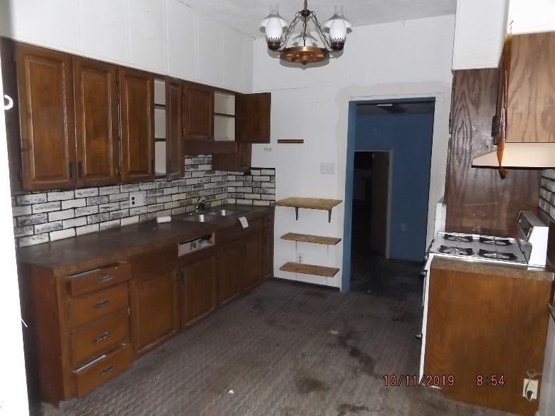 785 E Front St, Kidder, MO 64649