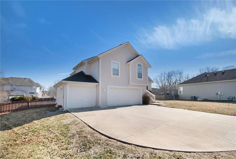 7705 Brook Ct, Kansas City, MO 64139