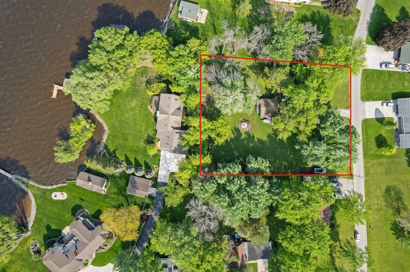 2742 Shorehaven Ln, Oshkosh, WI 54904