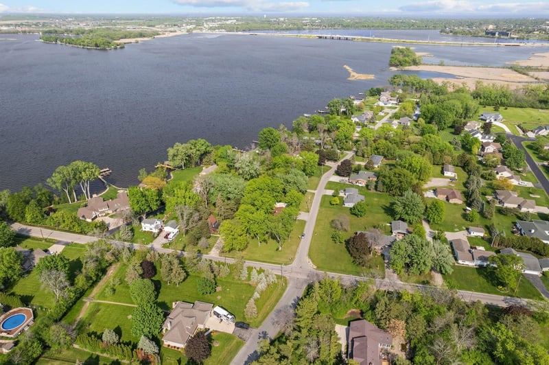 2742 Shorehaven Ln, Oshkosh, WI 54904