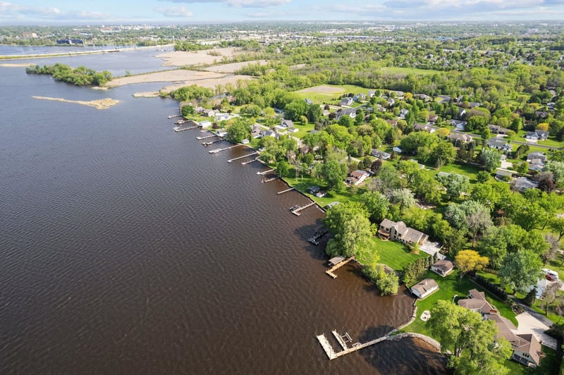 2742 Shorehaven Ln, Oshkosh, WI 54904