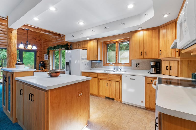 15789 Hickory Ln, Mountain, WI 54149