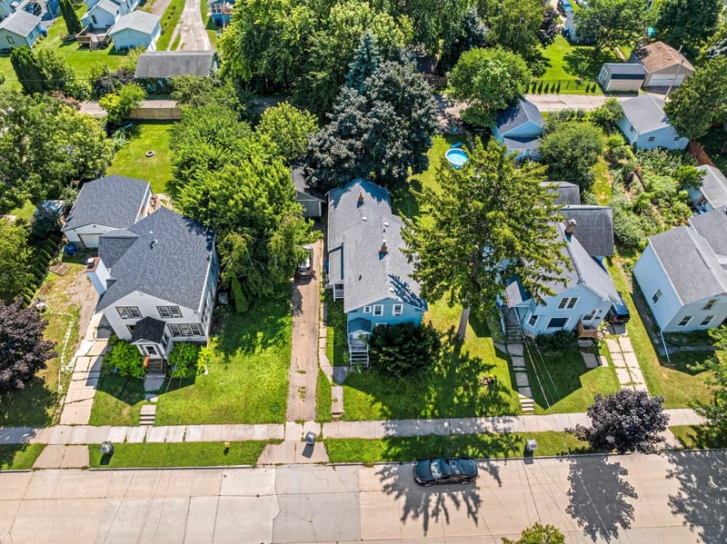 1013 Waugoo Ave, Oshkosh, WI 54901-5462