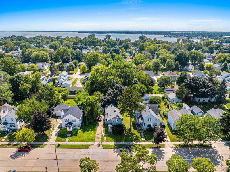 1013 Waugoo Ave, Oshkosh, WI 54901-5462