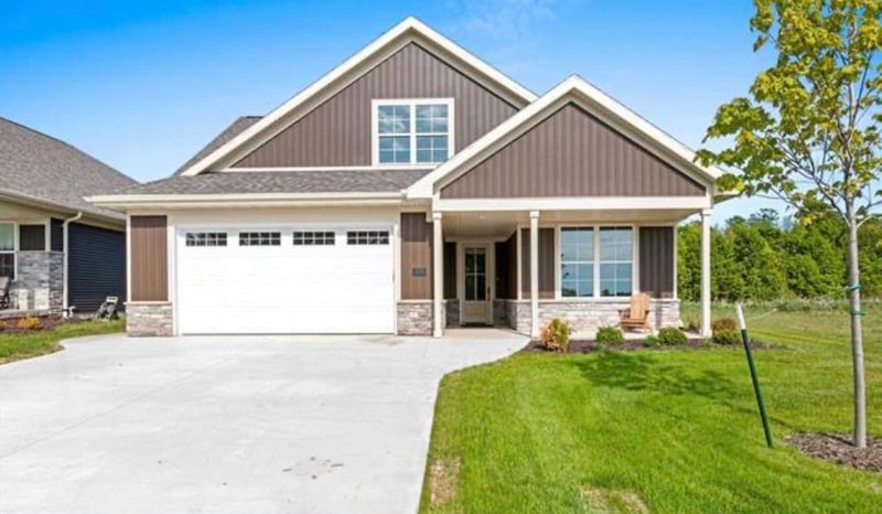 895 Black Swan Dr, Menasha, WI 54952