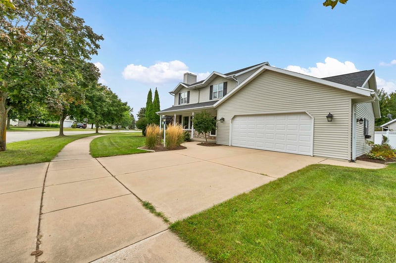 737 Desplaine Rd, De Pere, WI 54115