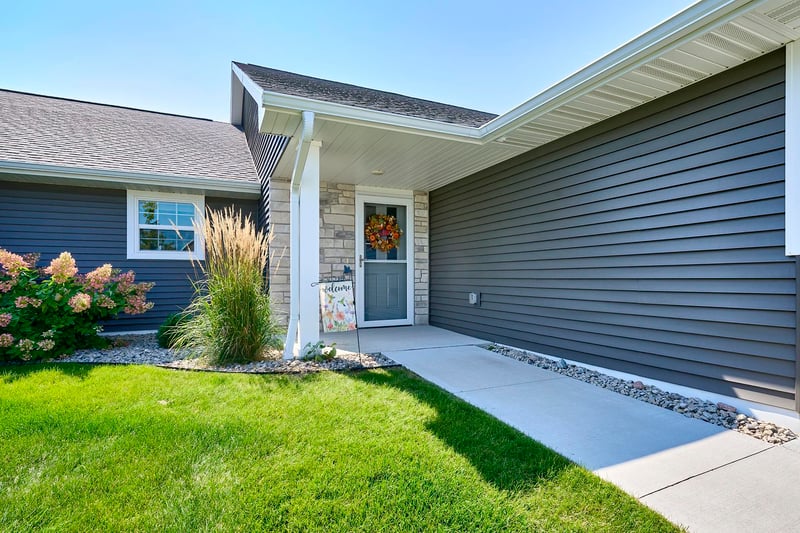 838 Sharon Ln, Pulaski, WI 54162