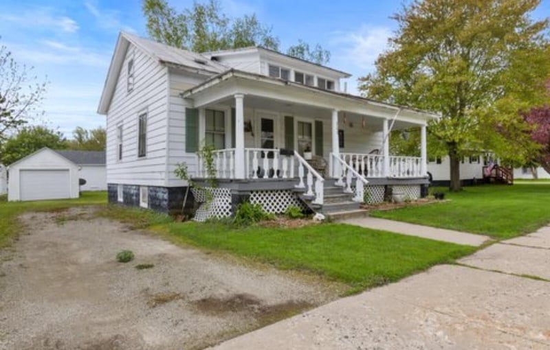 208 1st St, Oconto, WI 54153