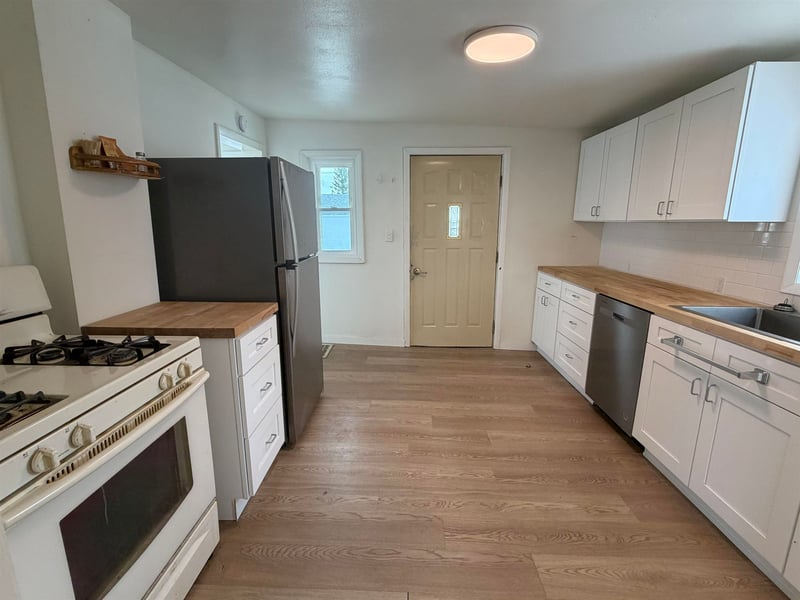 208 1st St, Oconto, WI 54153