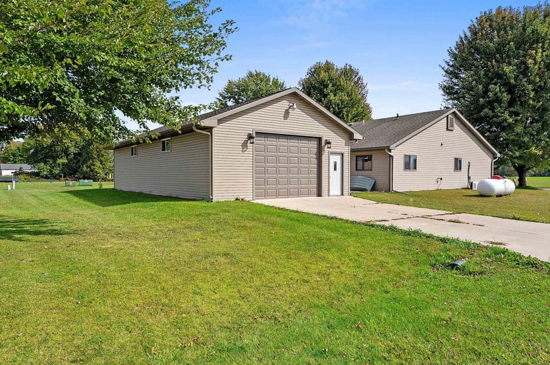 1150 Schabow St, Gresham, WI 54128
