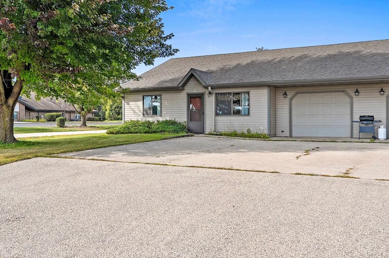 1150 Schabow St, Gresham, WI 54128
