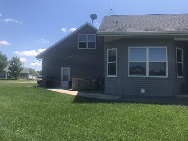 1107 Twin Harbor Dr, Winneconne, WI 54986