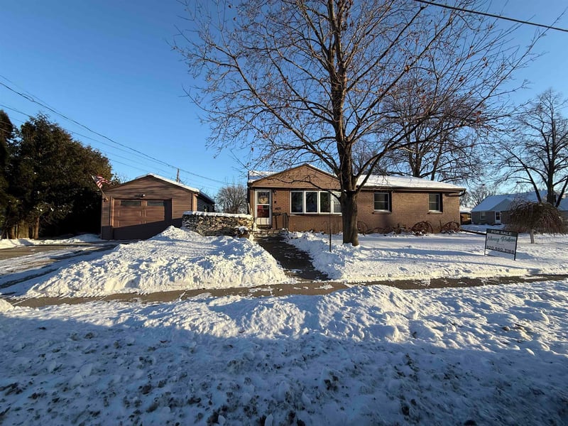 1413 Gross Ave, Green Bay, WI 54304-3305