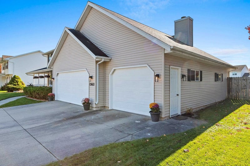 1960 Charles St, De Pere, WI 54115