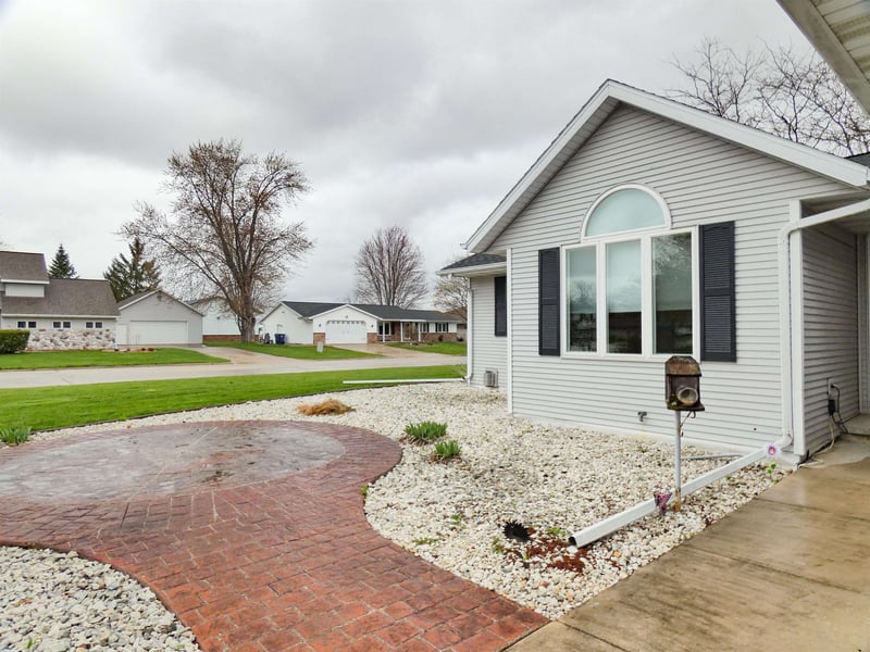 702 Carol Ln, Pulaski, WI 54162-9433
