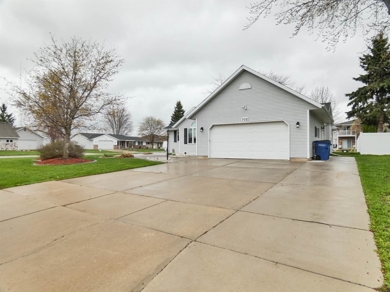 702 Carol Ln, Pulaski, WI 54162-9433