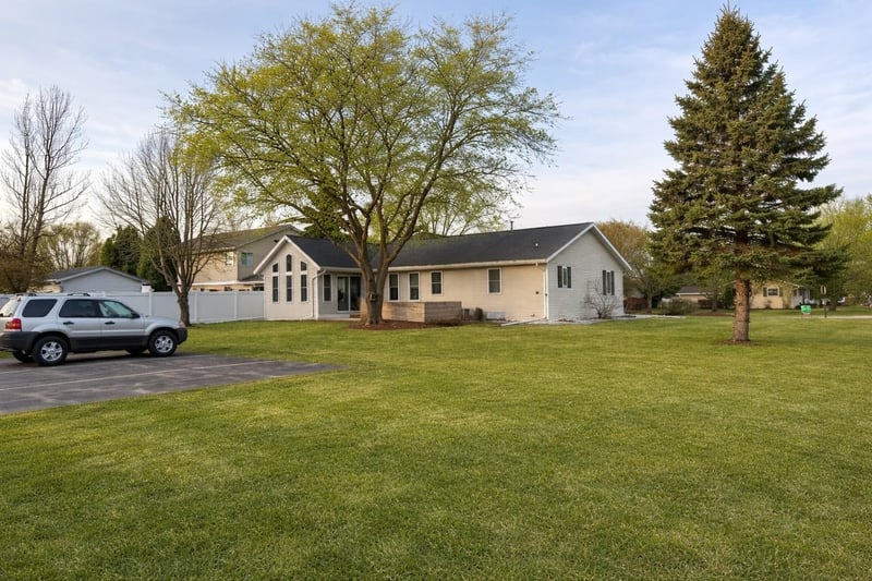 702 Carol Ln, Pulaski, WI 54162-9433