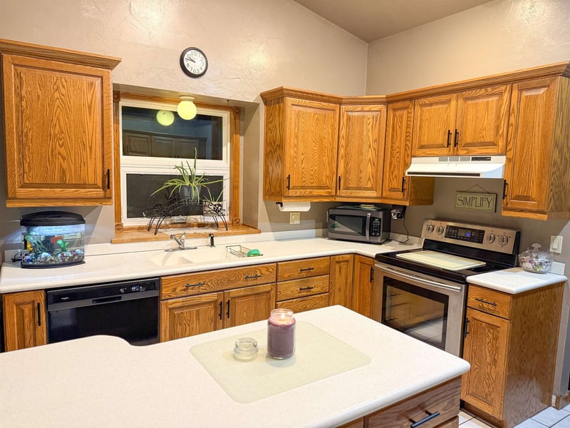 702 Carol Ln, Pulaski, WI 54162-9433