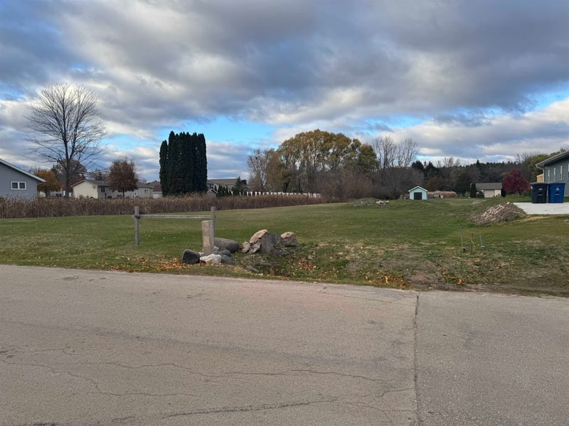 651 River Dr, Omro, WI 54963