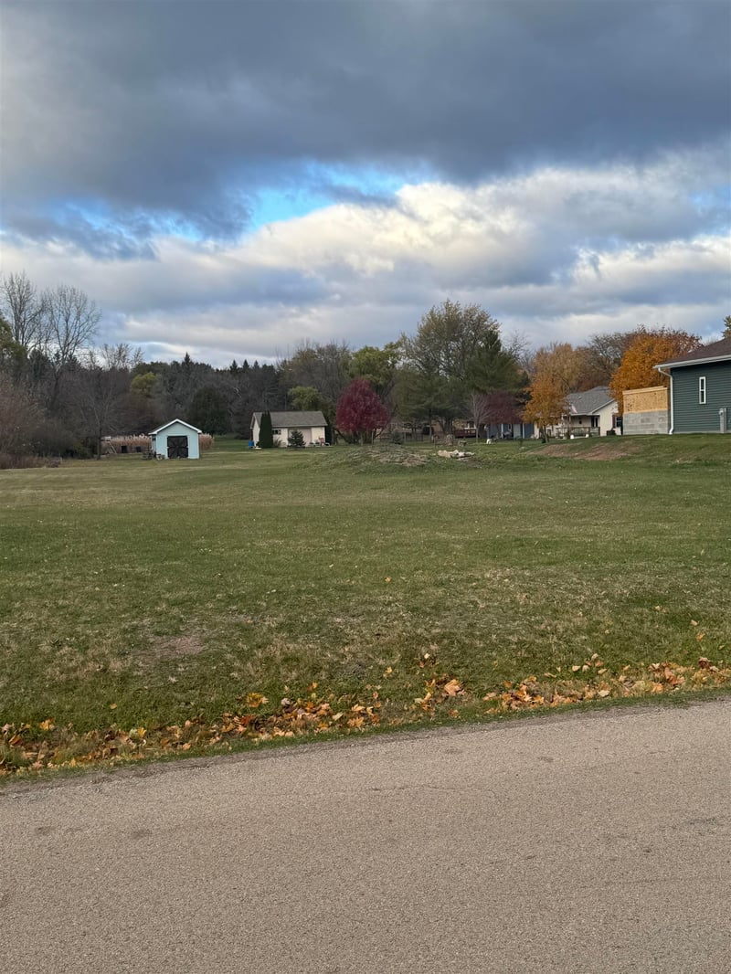 651 River Dr, Omro, WI 54963