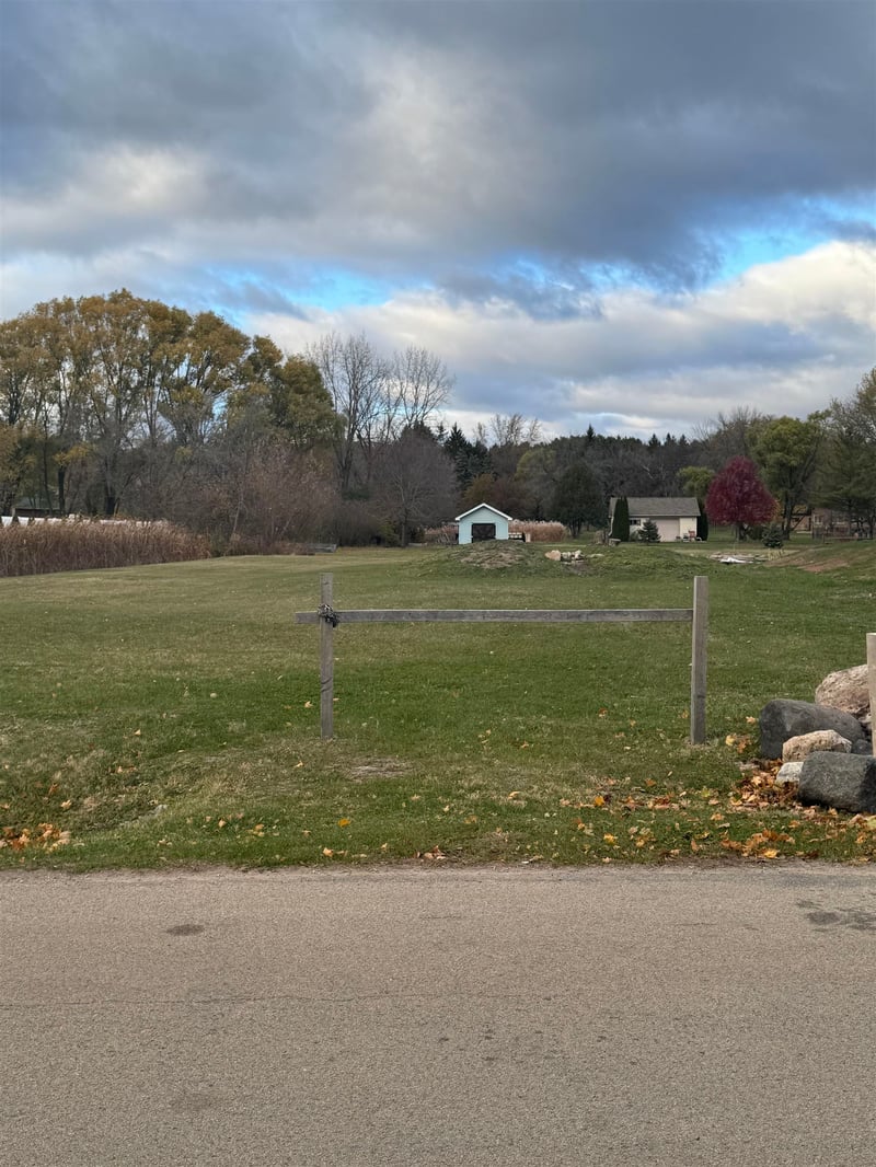 651 River Dr, Omro, WI 54963