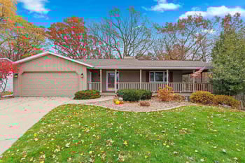 1553 Rustic Ridge Ct, Green Bay, WI 54311